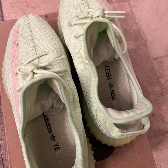 adidas Yeezy Boost 350 V2 Glow - Picture 5 of 7